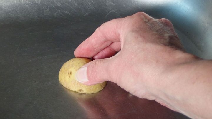 Mit einer halben Kartoffel die Edelstahlspüle abreiben und sie glänzt wieder und sieht aus wie neu!