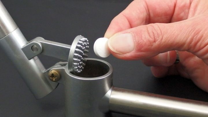 Tabletten mit der Knoblauchpresse zerkleinern - funktioniert prima!