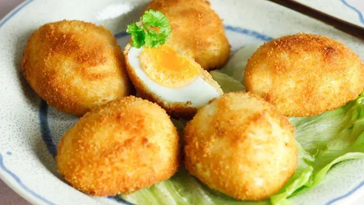 Ach du dickes Ei: Überziehe deine gekochten Eier doch mal mit einer leckeren Panade aus Paniermehl und Käse!