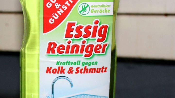 Essig und kochendes Wasser wirken super gegen Urinflecken in Tierkäfigen und der Käfig sieht aus wie neu!