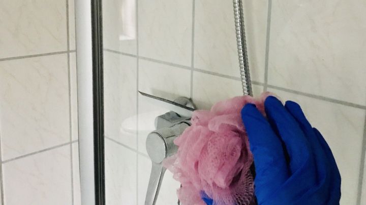 Wenn du mal keine Zeit hast die Dusche zu putzen, dann reicht eine Schnellreinigung mit einem ausrangierten Duschschwamm.