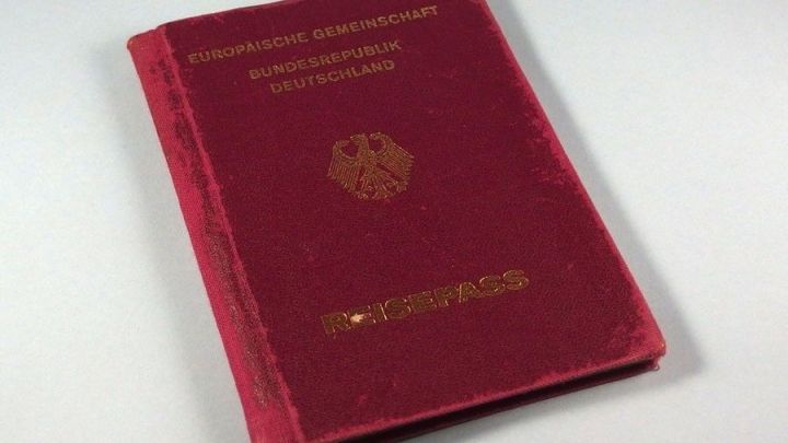 Wichtige Reisedokumente (Pass, Visum, Versicherung, etc.) sollte man zur Sicherheit scannen oder fotografieren und an die eigene E-Mail-Adresse mailen.