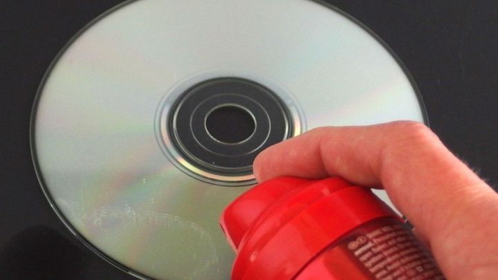 Mit Tempo und Deospray Tröpfchen von Haarspray auf Brillengläsern oder CD entfernen.