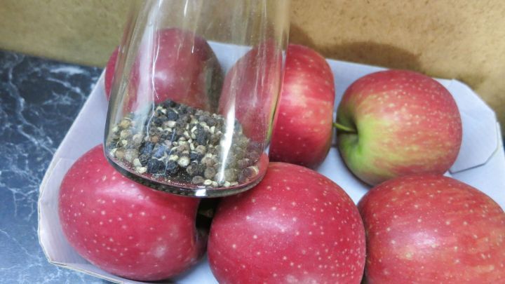 Zu viel Pfeffer ins Essen gekommen? Einfach 1-2 saftig-süße Äpfel schälen und klein würfeln. Das nimmt die Schärfe etwas und macht das Essen wieder genießbar.