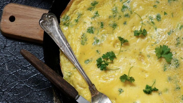 Kennst du das, wenn das Omelette beim Wenden auseinander fällt? Dagegen gibt es hier einen guten Tipp inkl. einem leckeren Rezept.