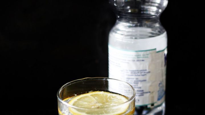 Regelmäßig ein Glas Wasser vor den Mahlzeiten kann schon beim Abnehmen helfen.