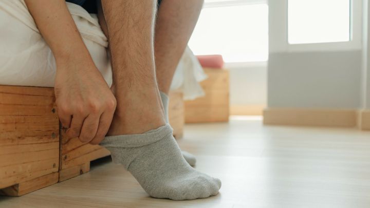 Nasse Socken gegen Erkältung: Durch die nassen Socken wird die Durchblutung angeregt. Angeregte Durchblutung = bessere Bekämpfung der Viren.