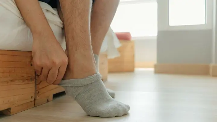 Wachst du nachts mit Halskratzen auf? Diese einfache Abend-Routine soll den Körper anregen und deine auftretende Erkältung bekämpfen.