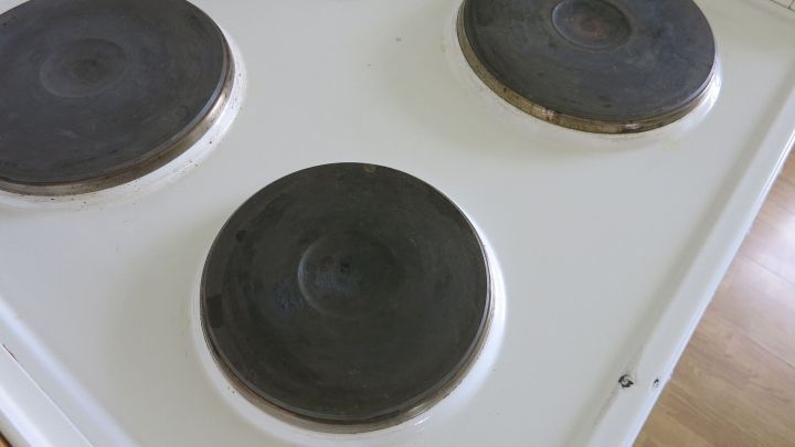 Kein anstrengendes Scheuern mehr von schwarzen Herdplatten: Mithilfe von Vaseline werden sie wieder wie neu.