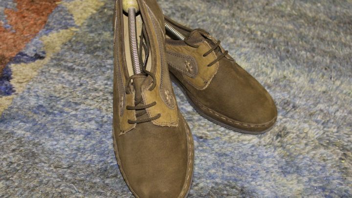Warmes Wasser um die Schneeflecken von Wildlederschuhen herauszuwaschen. Bei allen anderen Schuhmaterialien gilt als Tipp: Milch statt Wasser.
