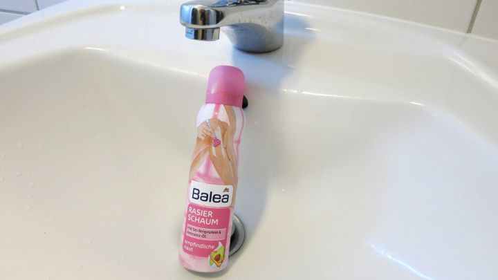 Waschbecken mit Rasierschaum reinigen: Einfach aufsprühen, verreiben, abwaschen und trocken reiben.