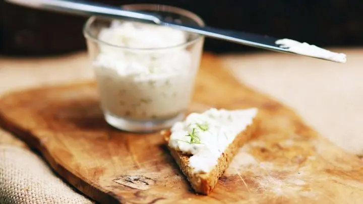 Achtung Suchtgefahr: Dieser Knoblauch-Dip schmeckt einfach köstlich auf frischem Brot oder zu Kartoffeln! Probiere es unbedingt aus.