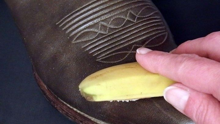Lederschuhe kann man mit einer Bananenschale zum Glänzen bringen.