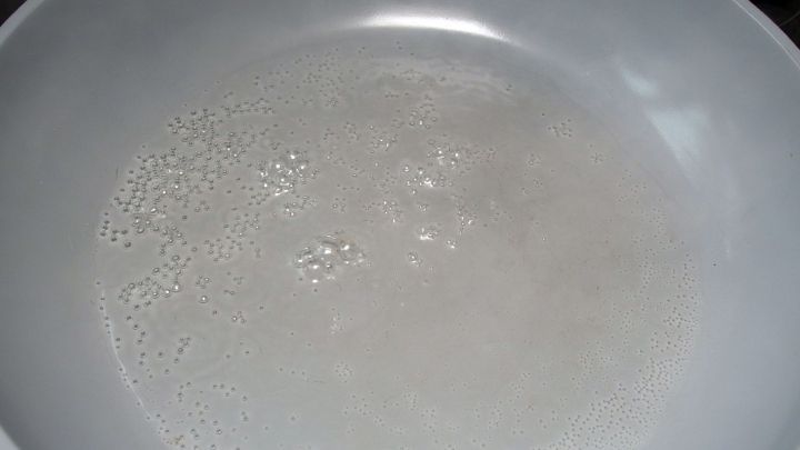 Fleisch braten ohne Fett - in Mineralwasser mit Kohlensäure.