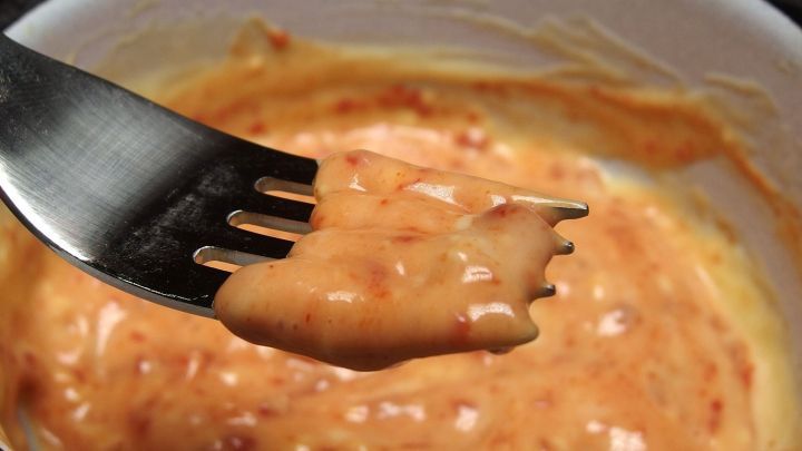 Reste von Sauce Hollandaise, zusammen mit etwas Tomatenmark, als leckere Tomatensoße für Nudeln verwerten.