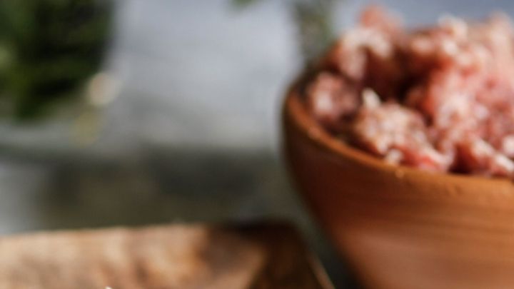 Hackbällchen lassen sich leicht in die Pfanne legen, wenn man die Masse in einen Spritzbeutel mit einer Lochtülle füllt und gleichmäßig in die Pfanne drückt und mit einem Messer kurz abkappt.
