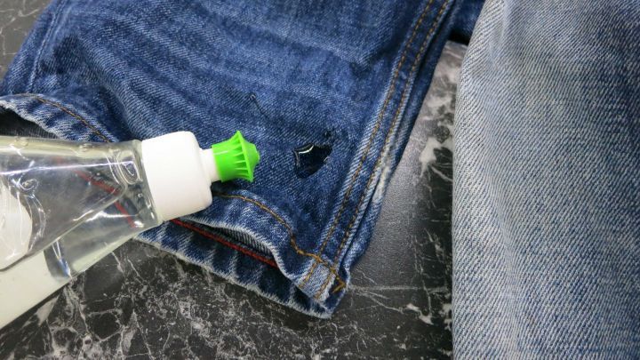Ölflecken an den Hosenenden? Mit Geschirrspüler vorbehandeln und danach in der Waschmaschine waschen.