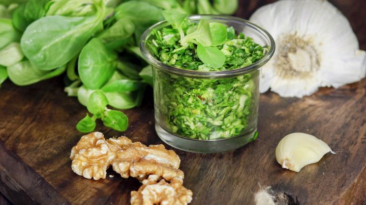 Du liebst Feldsalat? Dann haben wir was für dich: Verarbeite Feldsalat zu Pesto. Ja, richtig gelesen. Feldsalat-Pesto. Jetzt nachmachen.