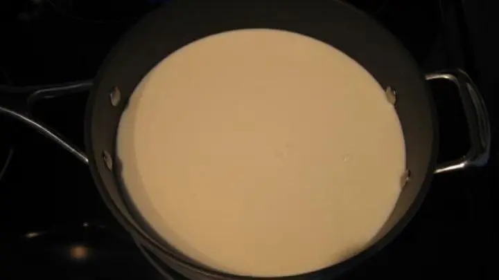 Die Buttermilch in einen Topf einfüllen
