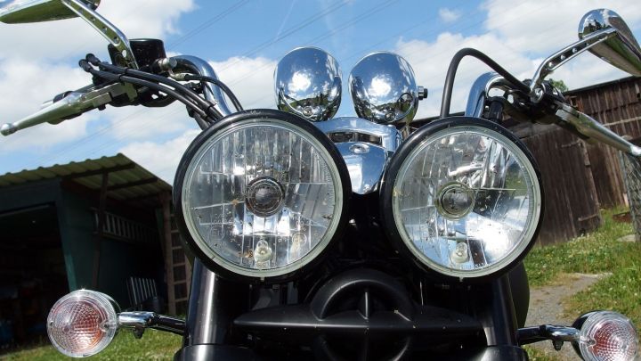 Fliegendreck an Motorrädern und Autos kann man mit einer Wasser-Backpulver-Mischung beseitigen.