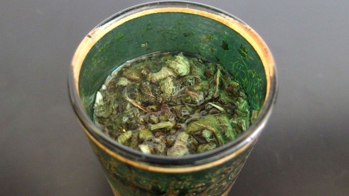 Gegen Halsschmerzen hilft es Salbeitee zu gurgeln oder zu trinken.