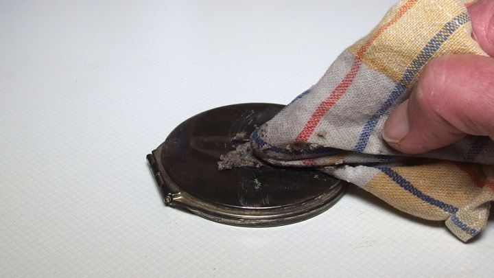 Schmuck günstig und effektiv mit Asche reinigen - auch die hartnäckigsten Flecken verschwinden.