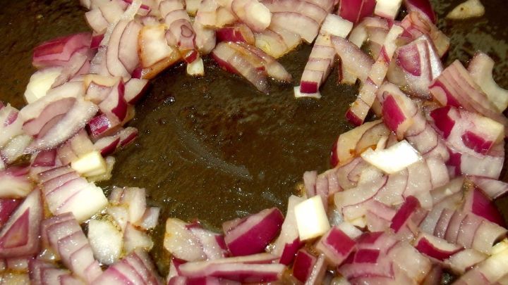 Werden Zwiebeln beim Anbraten nicht richtig braun, in der Mitte ein Loch (Durchmesser ca. Kaffeetasse) machen, bis man den Topfboden sieht. Warten bis die in der Mitte zusammengelaufene Flüssigkeit verdampft ist, kurz umrühren und den Vorgang wiederholen.