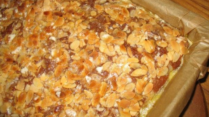 Rezept: Buttermilch-Blechkuchen mit Kirschen und Mandelkruste