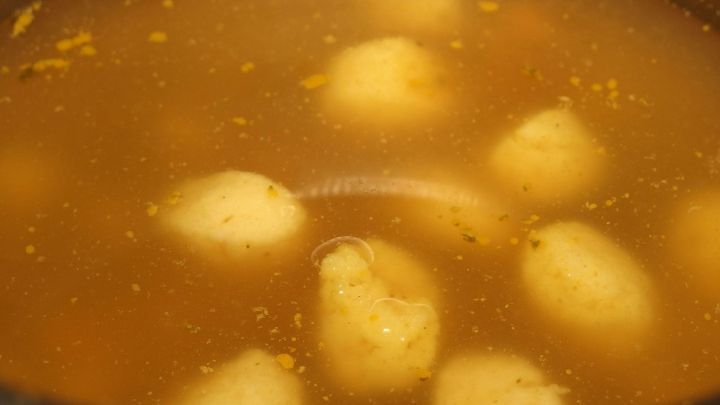 Suppen richtig würzen: Zu jeder Suppe gehören nicht nur Salz und Pfeffer, sondern auch ein Schuss Zitrone, und ein wenig Zucker.