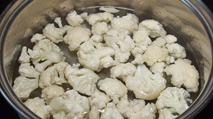 Kohl mit etwa zwei Fingerbreit Wasser aufsetzen und zum Kochen bringen. Das Wasser abgießen und den Kohl mit frischem Wasser erneut aufsetzen. An dieser Stelle würze ich auch meist den Kohl. Blähstoffe des Kohls werden beim ersten Aufkochen freigesetzt.