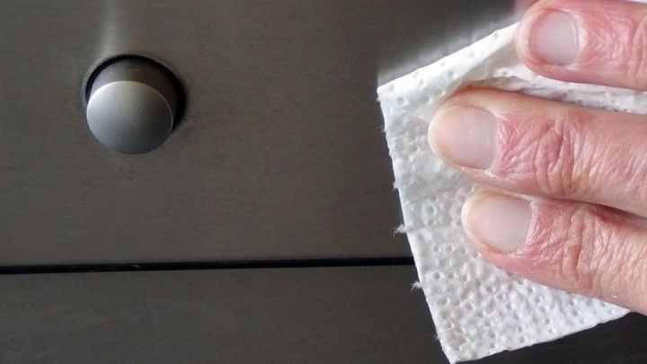 Edelstahlgeräte werden streifenfrei mit Vaseline.