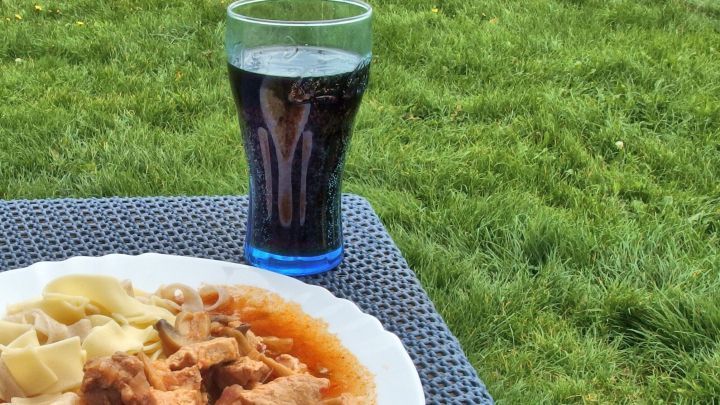 Fleisch wunderbar weich kochen mit Cola. Ist bei Gulaschkanonen seit langer Zeit ein angewandter Trick.