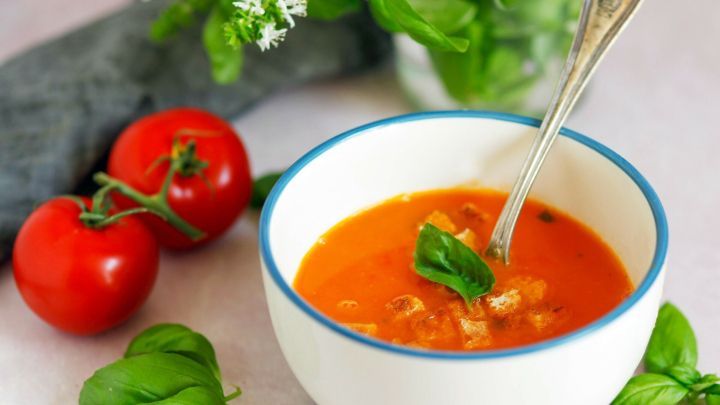 Wunderbar bei Hitze und doch sättigend, diese köstliche kalte Tomatensuppe! Schnell und einfach ist sie zubereitet. Nachmachen & genießen.