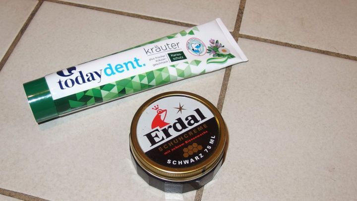 Schuhcreme an eine falsche Stelle bekommen? Mit Zahncreme bekommt man den Fleck wieder weg.