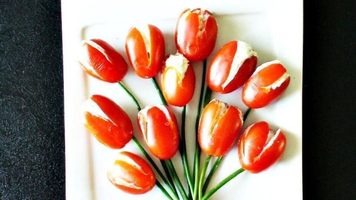 Ein Tulpenstrauß zum Essen: Mit wenig Aufwand und Mitteln zauberst du einen Hingucker für jedes Buffet --> so wird es gemacht.