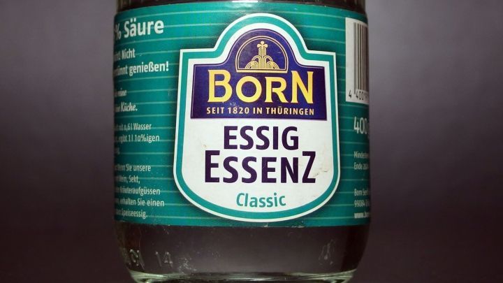 Der Geruch von Essigessenz vertreibt Marder.