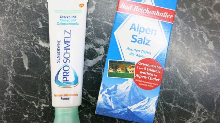 Schmutzige und abgenutzte Küchenschränke & Fliesen wieder schön weiß bekommen mit Zahnpasta und Salz.
