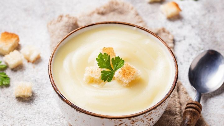 Cremig und lecker: Die vegane Kartoffelsuppe mit Kokosmilch ist eine herrliche Mahlzeit für die kalten Tage, die schnell zubereitet ist.