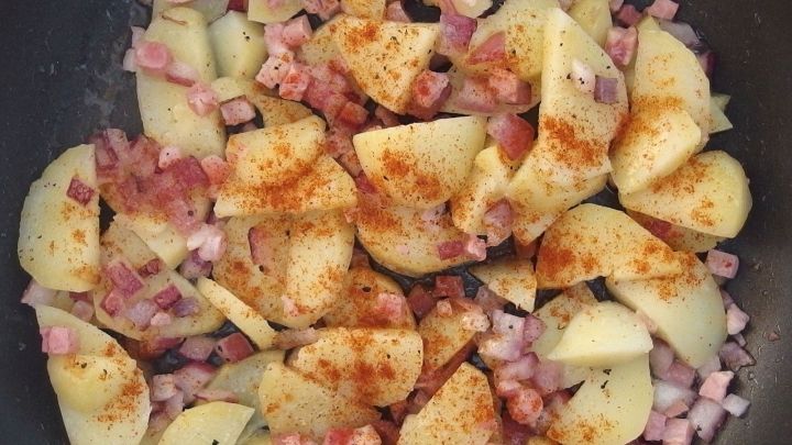 Bratkartoffeln bekommen eine appetitliche und schöne Farbe mit Paprika.