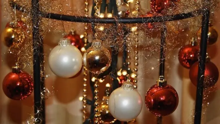 Wie wär’s mal mit etwas anderem als einem Weihnachtsbaum? Sieh dir diese kreative und nachhaltige Alternative an!