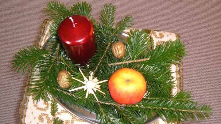 Bald ist 1. Advent. Viele werden ihre Wohnung mit Tannenzweigen schmücken. Damit diese bis Weihnachten durchhalten, gibts folgenden Tipp.