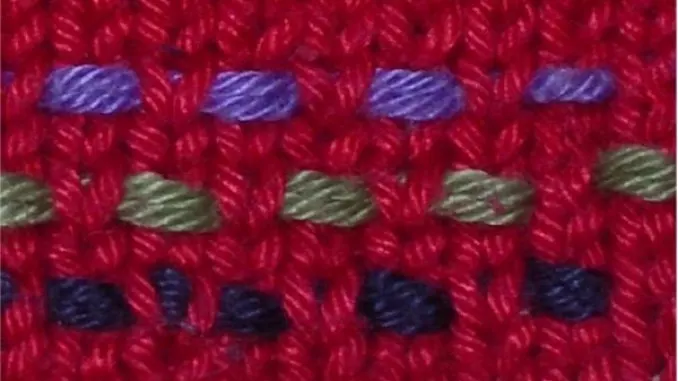 Heftstich - Grundlage ist ein breiterer glatt rechts gestrickter Streifen. Den Stickfaden im Heftstich durch eine Strickreihe ziehen.
