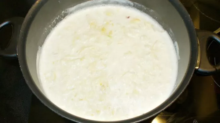 Zitronen-Knoblauchmus in 1 Liter  Wasser kochen.