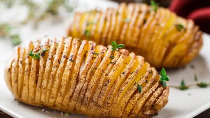 Hasselbackspotatis sind eine Spezialität aus Schweden. Du kannst sie als Beilage zu Fisch anbieten oder einfach pur genießen.