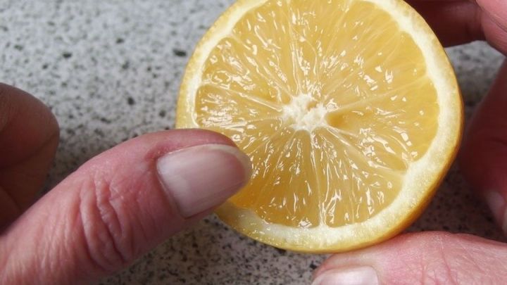 Zitronensaft macht Fingernägel fest.