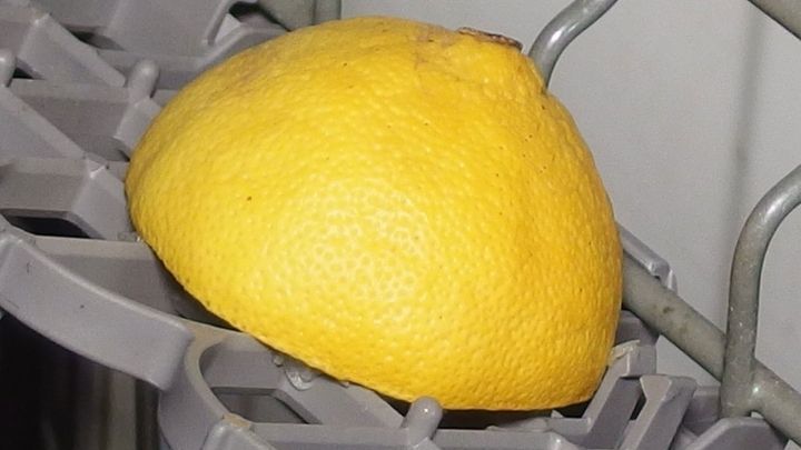 Schlechte Gerüche im Geschirrspüler beseitigen mit Orangen- und Zitronenschalen.