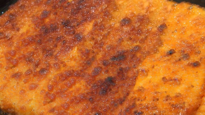 Statt Mehl zum Panieren von Schnitzel, Leber & Co. zu verwenden, kann auch man Stärkemehl nehmen.