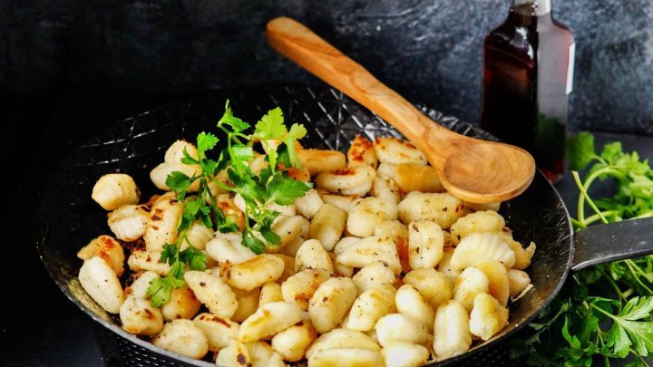 Es muss nicht immer nur Reis, Nudeln oder Kartoffeln als Beilage sein. Schon mal probiert, Gnocchi anzubraten? Geht schnell und ist eine super Alternative zu den "üblichen Verdächtigen".