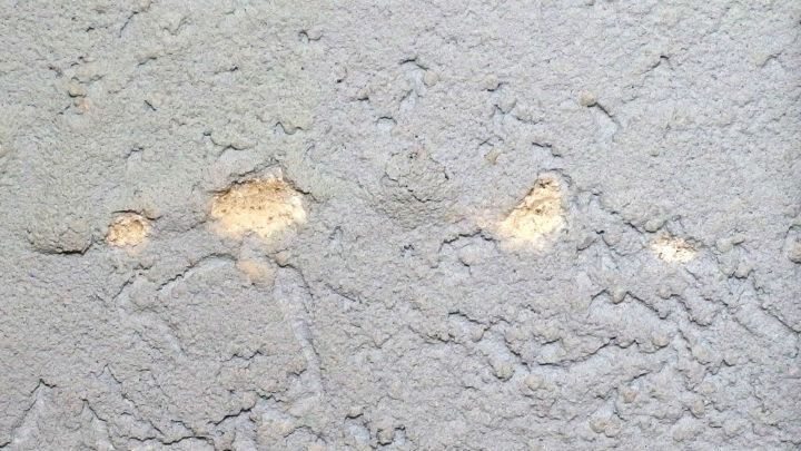 Nägel in der Altbauwohnung einschlagen ohne abgeplatzten Putz.