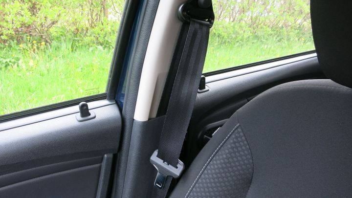 Damit sich bei älteren Autos der Sicherheitsgurt wieder schneller aufrollt, kann man ihn beim Herausziehen auf beiden Seiten mit Cockpitspray oder Silikonspray etwas einsprühen.